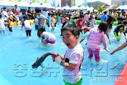 1-3. 맨손물고기 잡기.JPG