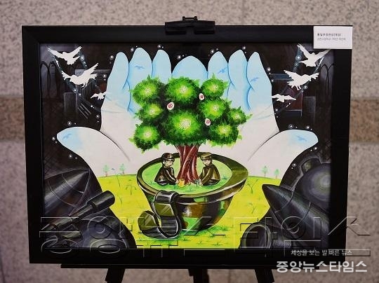 2017DMZ미술대회시상4(대상 작품).JPG