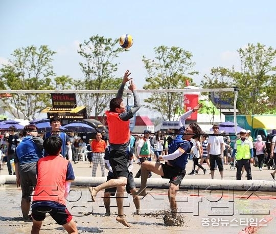 1-7.머드발리볼대회.JPG