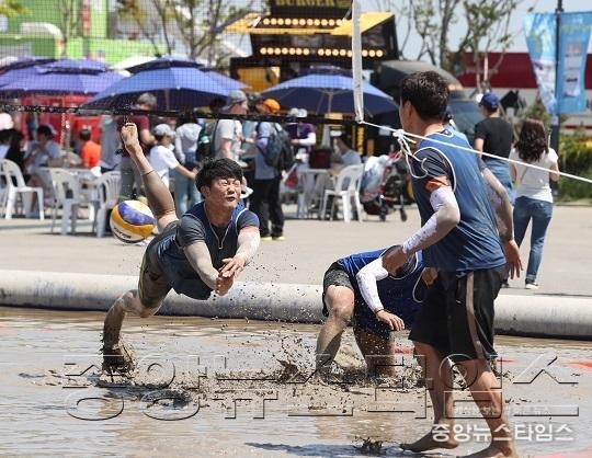 1-8.머드발리볼대회.JPG
