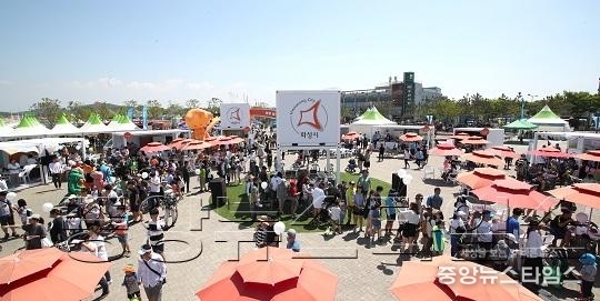 1-1.인산인해이룬 축제장.JPG