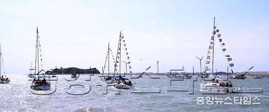 1-2.바다를 가르는 요트들 .JPG