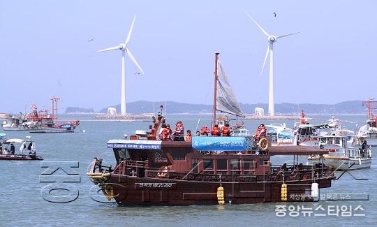 1-3.유람선체험에 나선 시민들.JPG