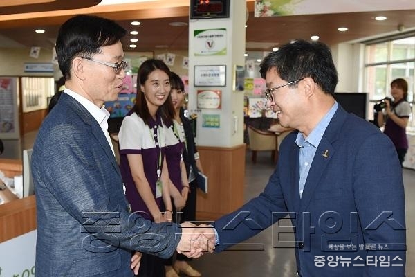 염태영 수원시장, 관내 보훈복지시설 방문해 위문품 전달_1(수원보훈요양원).jpg
