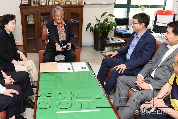 염태영 수원시장, 관내 보훈복지시설 방문해 위문품 전달_3(보훈복지타운).jpg