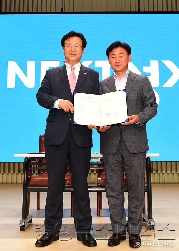 마을노무사 위촉2(채호일 회장과 김동근 부지사).JPG