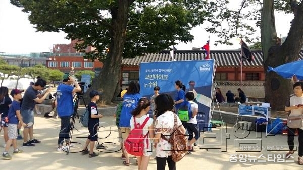 _국민마이크 in 수원_ 참여 열기 뜨겁다_2 행궁광장 국민마이크.jpg