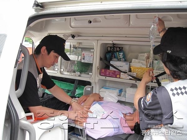 1. 폭염 구급차 － 온열질환자에게 얼음팩을 조치하고 있는 모습.jpg
