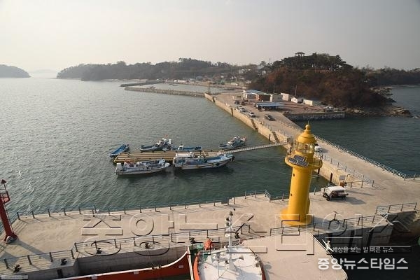 2-1. 국화도 노란등대.JPG