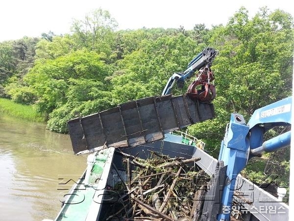 3. 쓰레기수거_20170518_침적쓰레기 인양.jpg