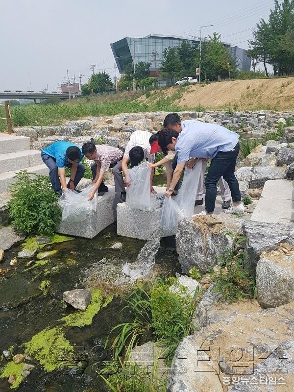 2. 오산천 치어방류.jpg