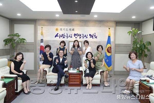 2017.7.19. 의장님 경기도 어린이집 연합회 가정분과 임원진 접견 (16).JPG