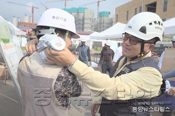 5. 김정훈 안전관리실장 얼음 찜질팩 등 전달 모습.jpg