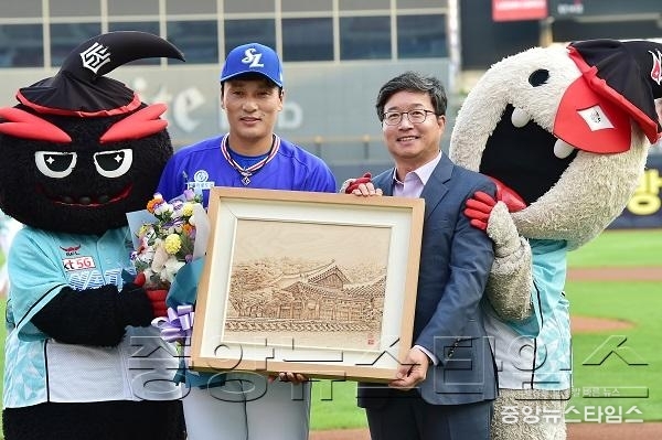 염태영 수원시장, _은퇴 투어_ 이승엽 선수에게 기념품 전달_1.jpeg
