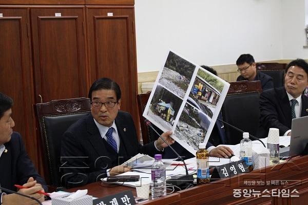 경기도의회 김영협 의원,연인산 도립공원 관리 소홀 질타.JPG