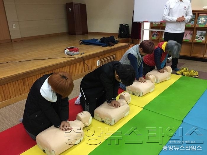 11-15-11 심폐소생술 교육 (2).JPG
