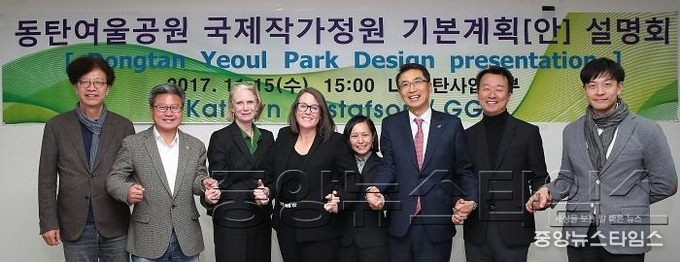 4-1 국제작가정원 작품설명회 단체사진.jpg