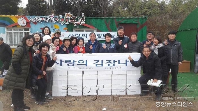 2-2 사랑의김치나눔 참여자 단체사진.jpg