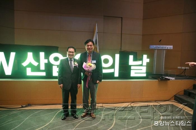 (사진) 박재신 원장, 소프트웨어산업인의 날 기념식에서 장관 표창.jpg