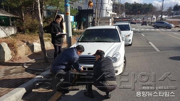 3-1 징수과 체납차량 영치활동 모습.jpg