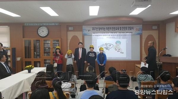 자전거안전모4 기념사진.jpg