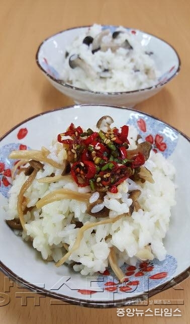 2.자료사진 － 버섯밥.jpg