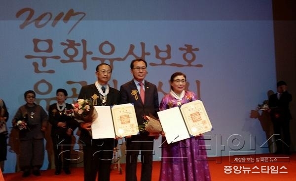 12-8-5 지영희 명인 은관문화훈장수상.jpg