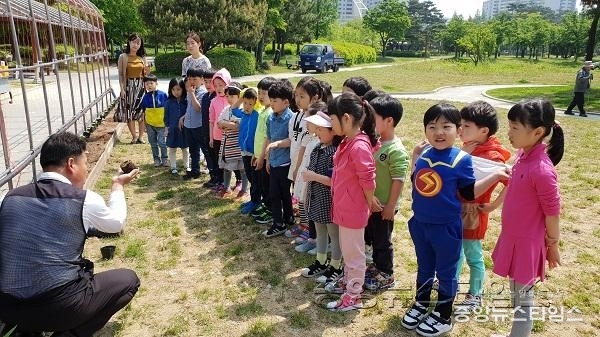 수원시, 서호공원에서 _꿈을 그린 희망나무 심기_ 행사 개최_1.jpg