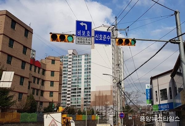 (사진)2어린이보호구역앞-노란색신호등.jpg