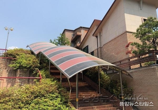 (사진) 4 대덕초중학교 아래 통학로에 캐노피 설치.jpg