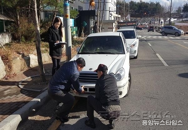 1.자료사진- 번호판영치모습.jpg