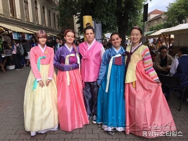 수원시국제교류센터, 루마니아에 한국전통공예 선보이며 큰 호응 얻어_3.jpg