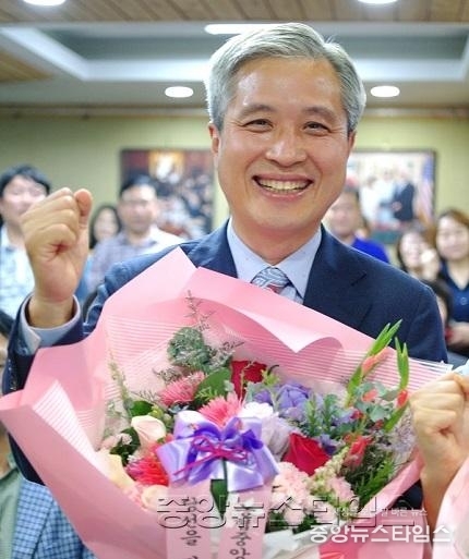 사진2)당선발표 후 환하게 웃는 곽상욱 후보.jpg