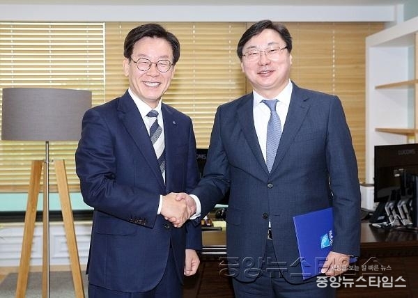 이화영 연정부지사 임명장 수여.jpg