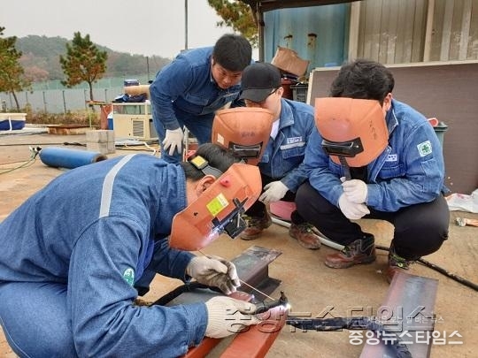 4.선감어촌체험마을에서 봉사활동을 펼치고 있는 특수용접학과 교육생들.jpg