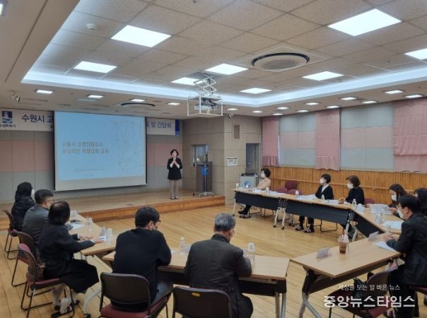 고령친화도시 모니터단이 간담회를 하고 있다.