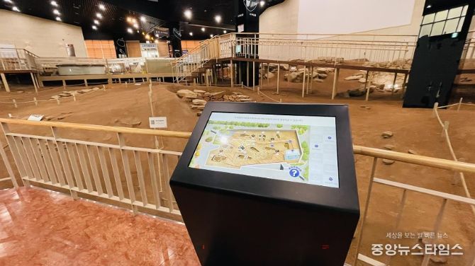 돌방무덤이 있는 성남시 판교박물관 지하 1층 상설전시실에 새로 설치한 키오스크