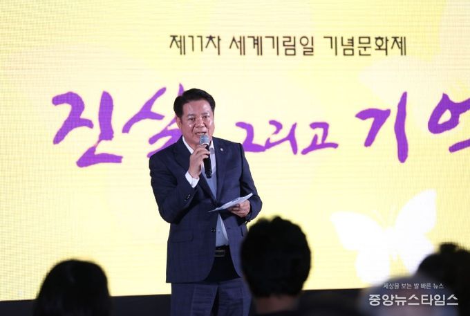 최대호 안양시장이 지난 14일 평촌중앙공원에서 열린 일본군위안부 피해자 기림의 날 행사에서 인사말을 하고 있다.