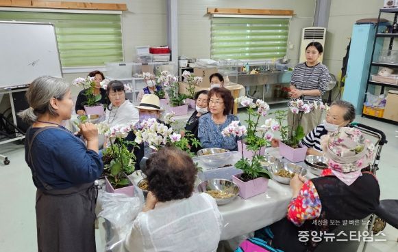 양주시옥정종합사회복지관, 양주시농업기술센터와 연계해 고령의 독거어르신을 위한 마음치유농업 활동 진행
