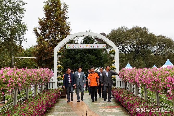 가평군, 관광객 발길 사로잡는 '자라섬 꽃 페스타'