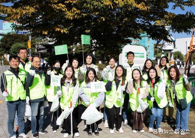 재단 임직원 및 지역주민 등과 함께한 행궁동 일대 환경정화(플로깅) 활동