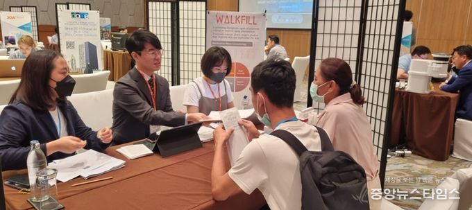 (주)아이젤 대표단이 태국 바이어와 수출 상담을 하고 있다.(용인시 제공)