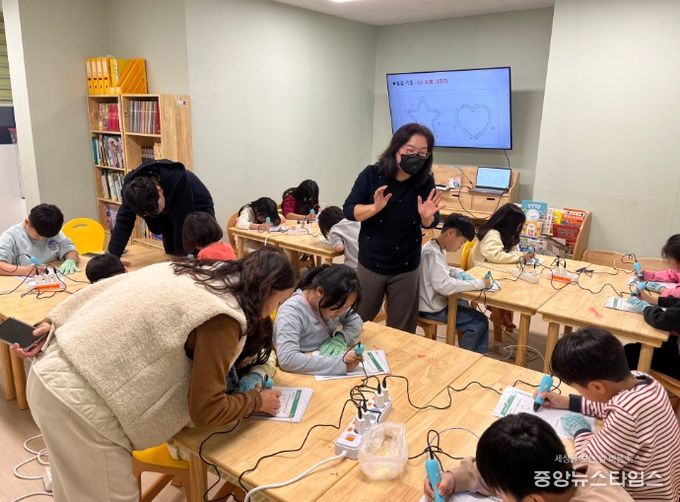 수지도서관의 찾아가는 디지털 창작소 프로그램 운영 모습. 사진은 어린이들이 3D펜으로 책갈피를 만들고 있는 모습.(용인시 제공)
