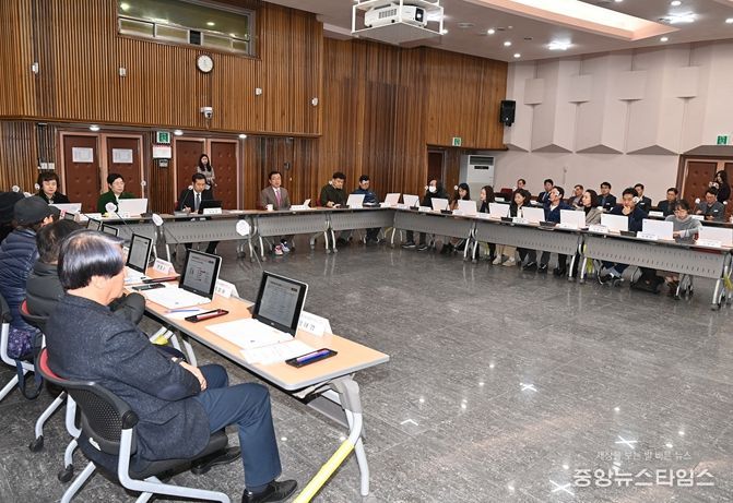 이현재 하남시장이 11일 시청 대회의실에서 열린 정책모니터링단 정기회의에 참석해 의견을 나누고 있다.
