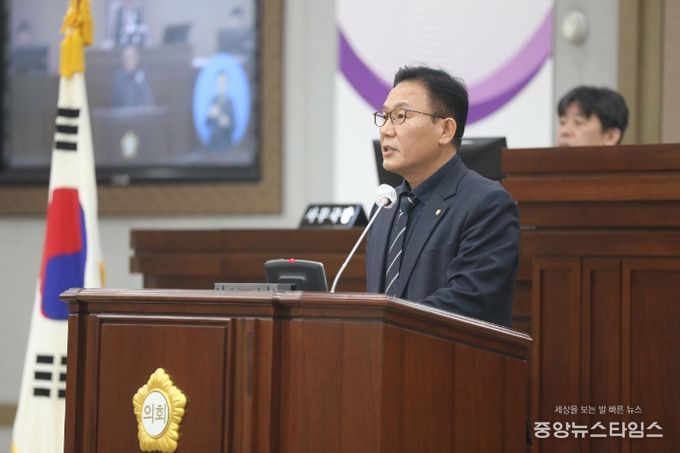 채명기 의원이 5분발언을 하고 있다.