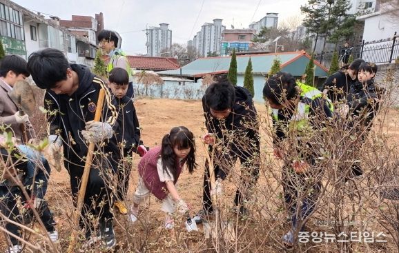 파주시 문산읍 행복마을관리소, 지역 아이들과 ‘식목일 기념 묘목 심기’