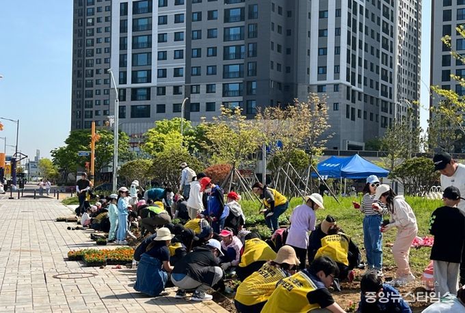 거북섬동, 지역주민·학생과 함께 꽃 심기 행사 개최
