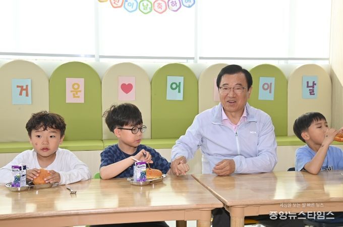 이현재 하남시장이 3일 하남시 원도심에 위치한 종합복지타운에 위치한 다함께돌봄센터를 방문해 지역 돌봄서비스를 점검했다. 사진은 이현재 하남시장과 아이들이 간식 시간을 함께하고 있는 모습