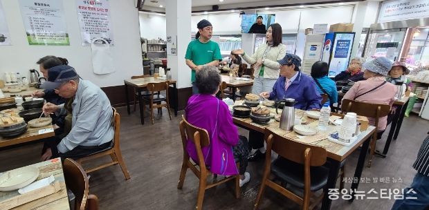 시흥시 신천동 남원참추어탕, 홀몸 어르신에 따뜻한 식사 대접