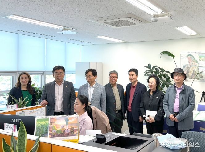 5월 8일 ‘2023회계연도 결산검사’ 위원들이 독립채산제로 운영 중인 상·하수도 특별회계 시스템의 이해를 돕고자 하남시 하수도과 하수행정팀을 방문해 현지확인 조사를 실시하고 있다. (사진_하남시의회 제공)